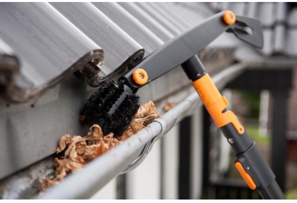 Limpia Canalones con Mango Telescopico 4 mt QuickFit L Fiskars 